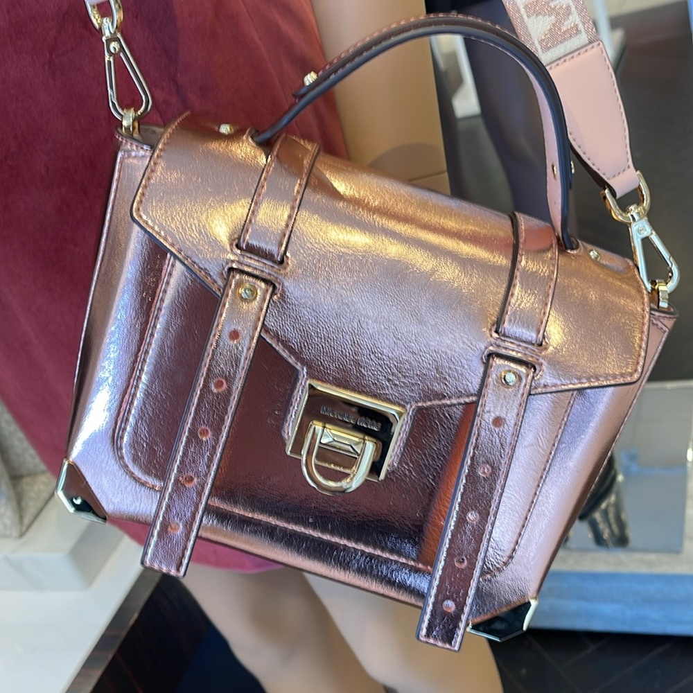 Stunning 🤩 Michael Kors Shimmering Rose Gold Satchel